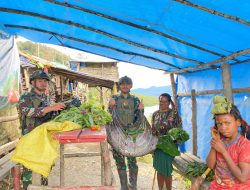 Borong Hasil Tani, Cara Satgas TNI Dukung Ekonomi Mama Papua di Kembru