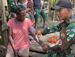Pelayanan Kesehatan Gratis, Satgas Yonif 131/Brajasakti Selalu Bantu Kesulitan Masyarakat Perbatasan Papua