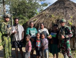 Satgas TNI Sentuh Hati Warga Kampung Wako Dengan Anjangsana dan Bantuan Sargal