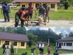 Satgas Pamtas RI-PNG Pos Kokas dan Warga Gelar Gotong Royong Benahi Lapangan Voli