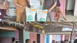 Kanit Intel Polsek Menyuke Lakukan Pengecekan Penyaluran Bantuan Pangan Berupa Beras Di Desa Untang