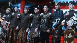 HUT Bhayangkara ke -79, Polda Sumsel Nobar Wayang Kulit Bersama Masyarakat