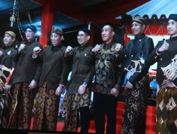 HUT Bhayangkara ke -79, Polda Sumsel Nobar Wayang Kulit Bersama Masyarakat