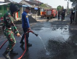 Respon Cepat Tanggapi Keluhan Warga, Satgas TMMD Reguler Ke-125 Gandeng Damkar Laksanakan Penyemprotan Debu