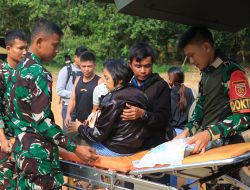 Satgas Pamtas RI-Malaysia Yonarhanud 1 Kostrad Bantu Evakuasi Warga Sakit Tumor ke RSUD M.Th. Djaman Sanggau