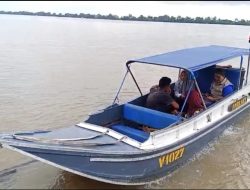 Empat Hari Demam Tinggi Bocah Perempuan di Desa Upang Dilarikan ke Rumah Sakit dengan Ambulance Apung Polairud Polda Sumsel