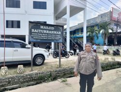 Pengamanan Sholat Jumat Oleh Polsek Ngabang Di Masjid Baiturrahman Terpantau Aman Kondusif