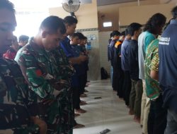 Indahnya Kebersamaan, Satgas TMMD Reguler Ke-125 Kodim 0735/Surakarta Laksanakan Shalat Jum’at Bersama Warga