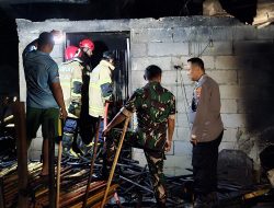 Babinsa Sambi Sigap Bantu Padamkan Kebakaran Gudang Tongkat Pramuka di Boyolali