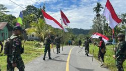 Jelang HUT RI ke-80, Satgas Yonif 131/Brajasakti Ajak Warga Wembi Kibarkan Merah Putih