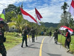Jelang HUT RI ke-80, Satgas Yonif 131/Brajasakti Ajak Warga Wembi Kibarkan Merah Putih