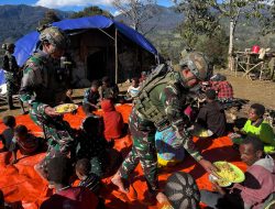 Satgas TNI Yonif 700/WYC Gelar Makan Bersama Pengungsi Eronggobak: Hangatkan Hati dalam Kebersamaan