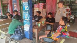 Polisi Gelar Patroli Siang, Jalin Kedekatan dengan Warga dan Remaja di Warung