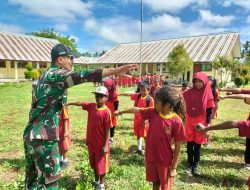 Satgas Yonif 131/Brajasakti Latih Disiplin dan Kekompakan Siswa SD Negeri Pitewi