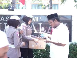 Jumat Berkah, Srikandi Giri Bagikan Makanan dan Atur Lalu Lintas dengan Hati