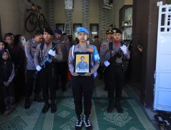 Bripka Akhmad Kurniawan Berpulang, Polres Gresik Gelar Pemakaman Kedinasan dengan Penghormatan Terakhir