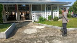 Ibadah Minggu, Polsek Menjalin Lakukan Pengamanan di Gereja St. Petrus dan Paulus Menjalin
