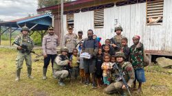 Satgas Ops Damai Cartenz Sambangi Kampung Apom Kiwirok, Salurkan Bantuan Bibit Tanaman dan Alat Tulis