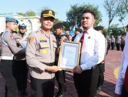 Transformasi Polri Menuju SDM Unggul, Kapolres Gresik Berikan Penghargaan