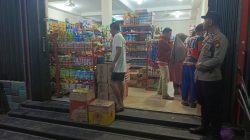 Patroli Malam di Lokasi Rawan Pencurian, Petugas Temui Warga dan Berikan Himbauan kepada Karyawan Toko