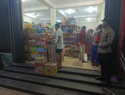 Patroli Malam di Lokasi Rawan Pencurian, Petugas Temui Warga dan Berikan Himbauan kepada Karyawan Toko