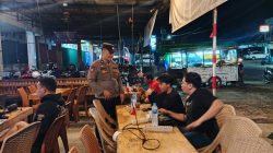 Patroli Malam Polsek Ngabang Berikan Pesan Kamtibmas Saat Sambang Ke Cafe dan UMKM