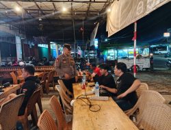 Patroli Malam Polsek Ngabang Berikan Pesan Kamtibmas Saat Sambang Ke Cafe dan UMKM