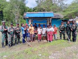 Sambut Hari Kemerdekaan RI ke 80, Satgas Yonif 131/Brajasakti Gelar Gotong Royong Membersihkan Sekolah di Kampung Yeti Perbatasan Papua