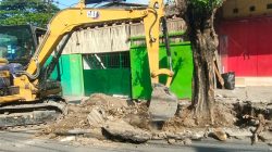 Gunakan Alat Berat, Satgas TMMD Ke-125 Kodim 0735/Surakarta Bersihkan Sisa Batang Pohon