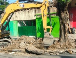 Gunakan Alat Berat, Satgas TMMD Ke-125 Kodim 0735/Surakarta Bersihkan Sisa Batang Pohon