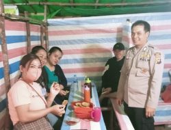 Polisi Sambangi Warga dan Jajanan Malam di Tengah Keramaian