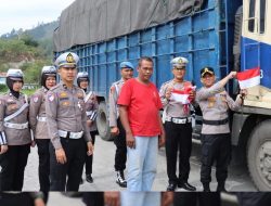 Kapolres Aceh Tengah Turun Kelapangan membagikan Bendera Merah Putih Kepada Masyarakat dan Pengemudi Angkutan