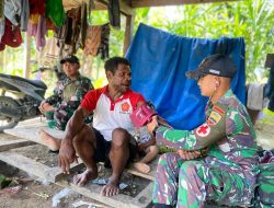 Satgas Yonif 131/Brajasakti Berikan Pelayanan Kesehatan Gratis Door to Door di Kampung Yanemyo