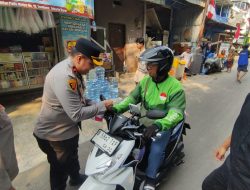 Sambut HUT RI ke-80, Polsek Tambora Bagikan 300 Bendera Merah Putih ke Warga, Tebar Semangat Nasionalisme