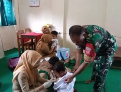 Babinsa Tenangkan Siswa SD Saat Imunisasi BIAS, Ciptakan Suasana Kondusif