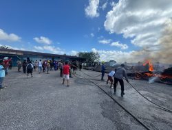 Pasar Omele Terbakar, Polres Tanimbar Bersama Damkar dan Masyarakat Berhasil Padamkan Kobaran Api
