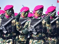 Prajurit Pasmar 1 Tampilkan Disiplin Tinggi Saat Geladi Upacara Kehormatan Militer