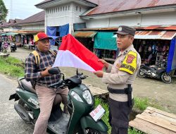 Polres Maluku Tengah Bagikan Bendera Merah Putih, Bangkitkan Semangat Nasionalisme Masyarakat