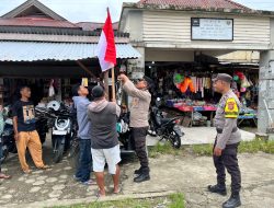 Temui Warga di Pasar Kaiwait Polres Buru Selatan Bagikan Bendera Merah Putih