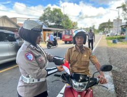 Polres Seram Bagian Timur Bagikan Bendera Merah Putih kepada Pengendara di Kota Bula