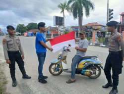 Polres Buru Bagikan 100 Bendera Merah Putih Sambut Hari Kemerdekaan RI ke-80
