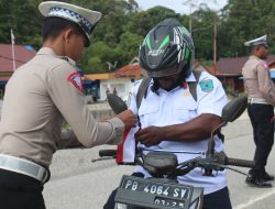 Jelang HUT RI ke-80, Satlantas Polres Maybrat Bagikan Bendera Merah Putih kepada Pengendara di Jalan