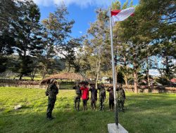 Tanamkan Semangat Kebangsaan, Satgas Yonif 521/DY Kibarkan Bendera Merah Putih Bersama Masyarakat Distrik Bolakme