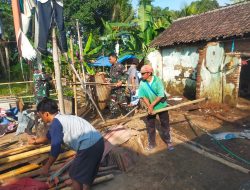 TNI Manunggal Bersama Rakyat, Babinsa Ngajum Bantu Bedah Rumah Warga