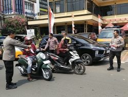 Semarakkan HUT Kemerdekaan RI ke-80, Kapolsek Kebon Jeruk Beserta Jajaran Bagikan Bendera Merah Putih kepada Warga dan Pengendara