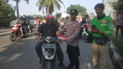 Polsek Kalideres Bagikan 200 Bendera, Ajak Warga Kibarkan Merah Putih di Bulan Kemerdekaan