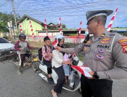 Peduli Nasionalisme, Satlantas Polres Landak Bagikan Bendera Merah Putih ke Pengendara