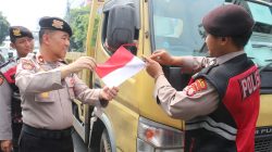Polsek Metro Tamansari Bagikan 300 Bendera Merah Putih Sambut HUT RI ke-80 tahun