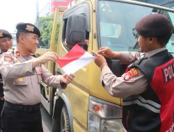 Polsek Metro Tamansari Bagikan 300 Bendera Merah Putih Sambut HUT RI ke-80 tahun
