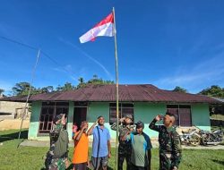 Satgas Pamtas RI-PNG Pos Kumurkek Bagikan Bendera Merah Putih Sambut HUT ke-80 Kemerdekaan RI